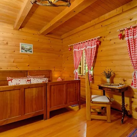 Sobol In Kočičin Kuzelj