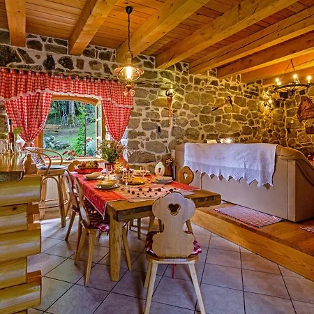 Sobol In Kočičin Kuzelj
